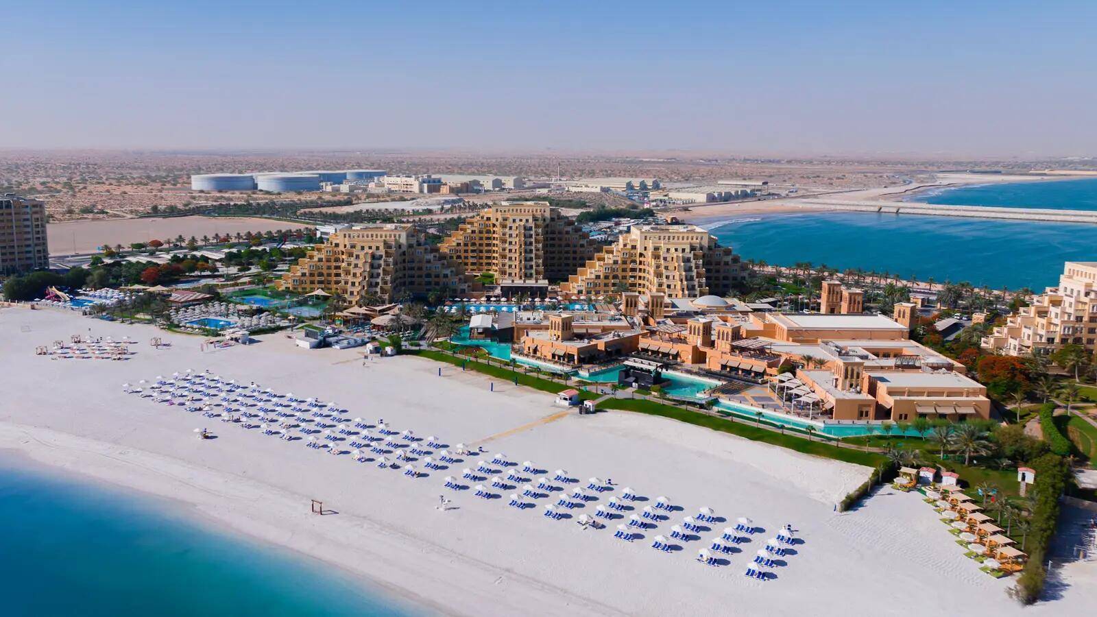 Жігіт өзінің кискасын саусақпен сипады